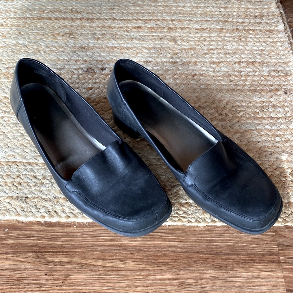 Black leather loafers/dress shoes by Predictions